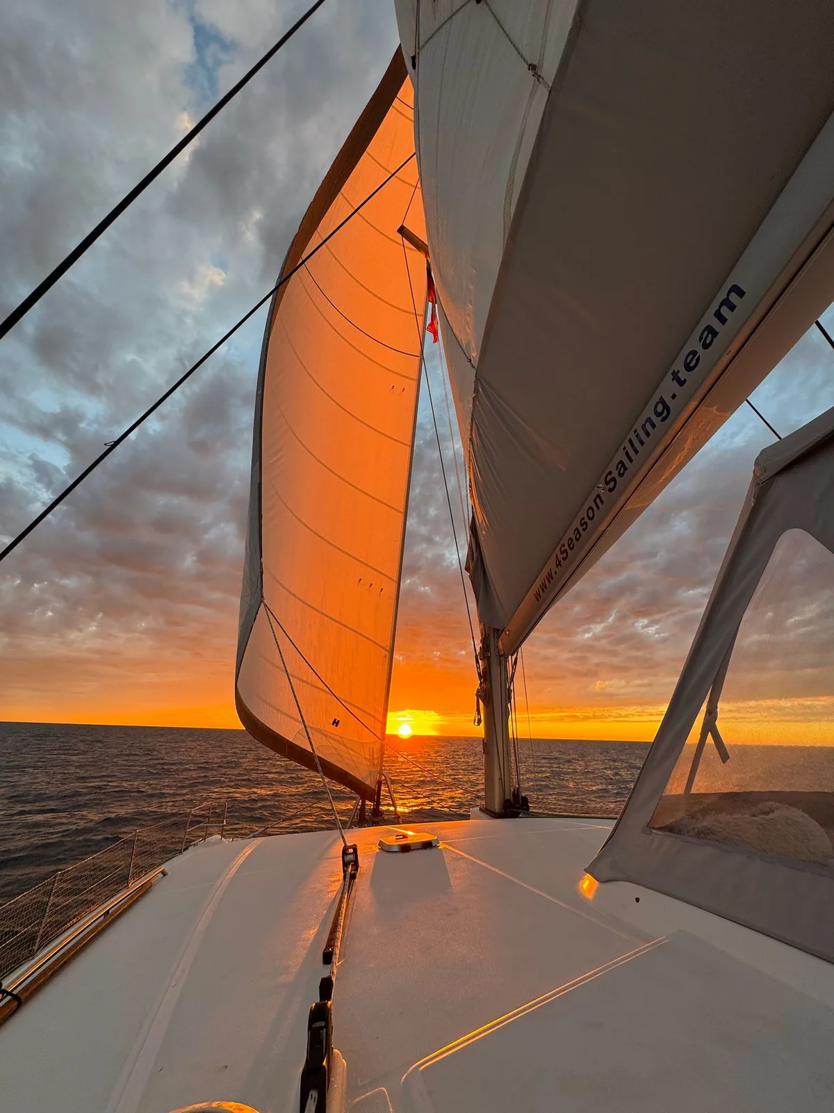 Segeln bei Sonnenuntergang
