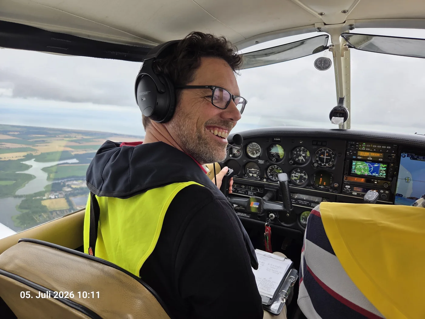 Pilot im Cockpit während des Fluges