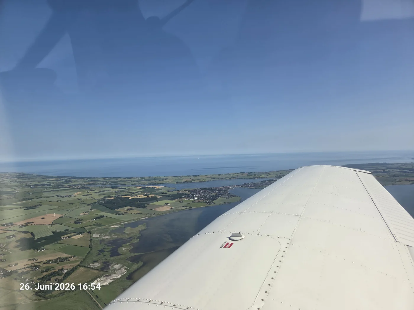 Blick über die Tragfläche auf die Küstenlandschaft