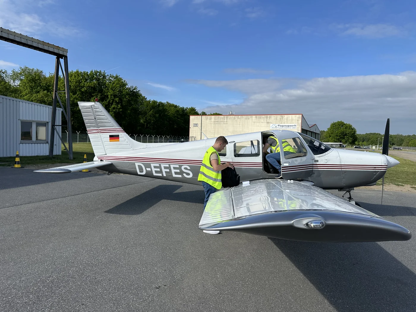 Vorbereitung des Flugzeugs auf dem Vorfeld