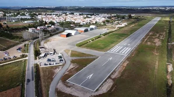 Landebahn von Portimão nahe der Atlantikküste